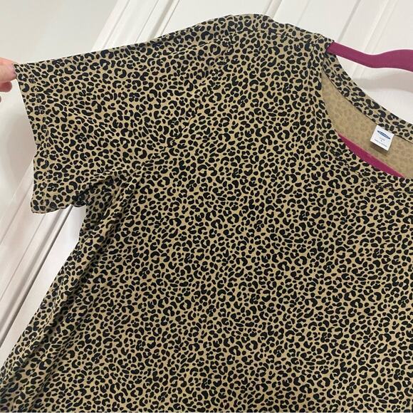 OLD NAVY • Luxe Leopard Printed Crew-Neck T-Shirt - Picture 3 of 6